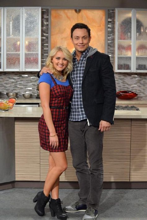 Still of Emily Osment and Jonathan Sadowski in Young & Hungry (2014) Emily Osment Style, Jonathan Sadowski, Melissa & Joey, Disney Actresses, Young & Hungry, Jesse Mccartney, Emily Osment, Sarah Shahi, Michelle Trachtenberg