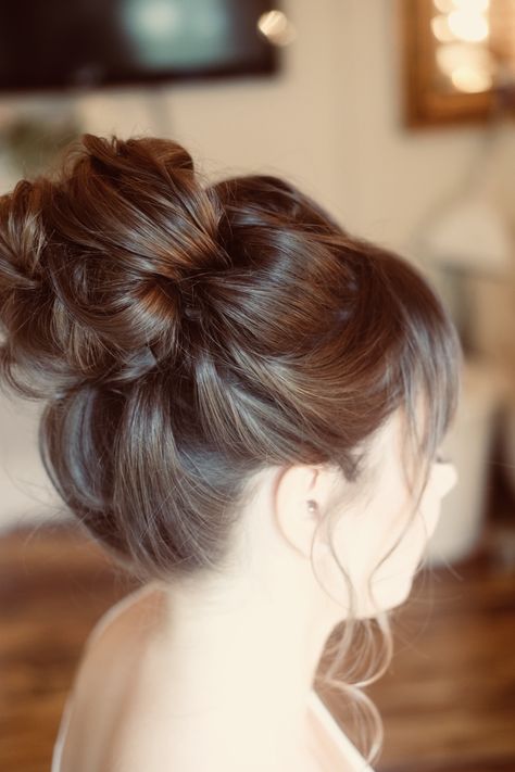 Princess bun #updo Princess Bun Hairstyle, Princess Bun, High Bun Updo, Hairstyles Princess, Bridal Hairstyles For Long Hair, Princess Ideas, Event Hairstyles, Wavy Wedding Hair, Girl Hair Colors