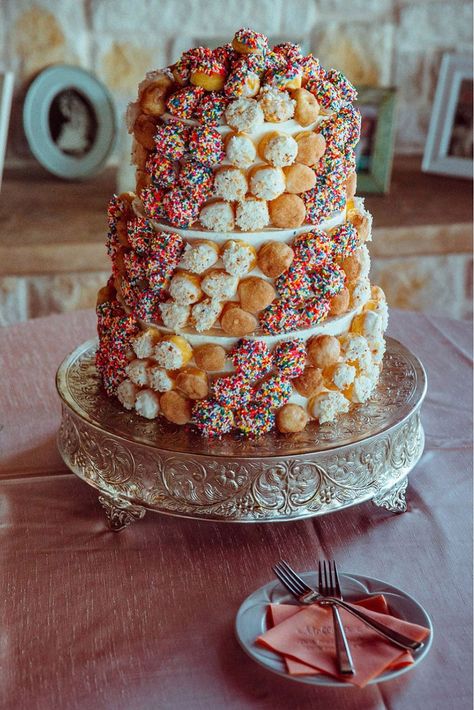 20 Wedding Cake Alternatives Your Guests Will Love Munchkin Donut, Donut Hole Cake, Donuts Holes, Doughnut Wedding Cake, Cake Alternatives, Cake Donut, Soft Cake, Wedding Cake Alternatives, Creek Wedding