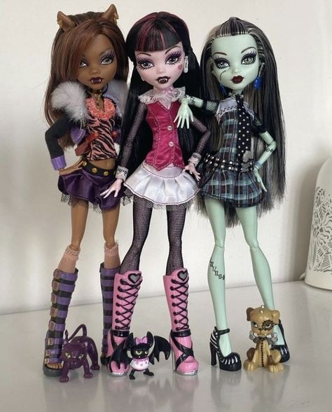 Cute Y2k Pfp, Pfp Vampire, Goth Bratz, Toy City, Doll Reference, Pose Practice, Avada Kedavra, Y2k Pfp, Arte Monster High