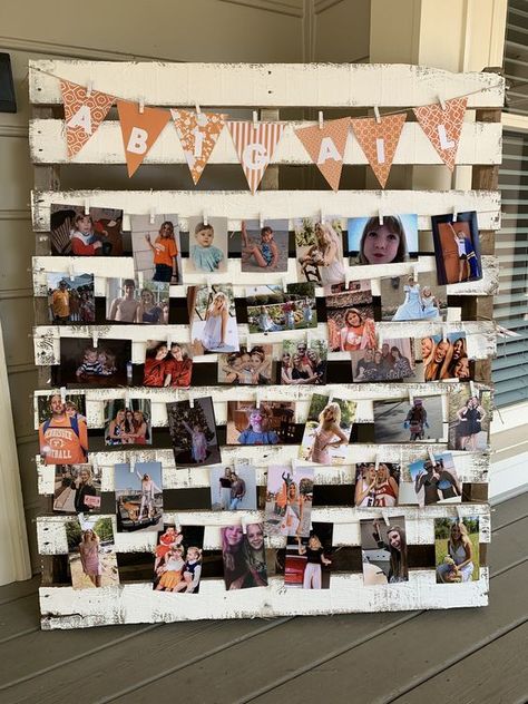 Pictures Graduation Party, Graduation Picture Set Up Ideas, Senior Graduation Party Decorations, Grad Party Pallet Picture Display, Grad Party Decorations Pictures, Picture Ideas For Graduation Party, Cute Grad Party Themes, Twin Graduation Party Ideas, Graduation Party Ideas Decorations 2023