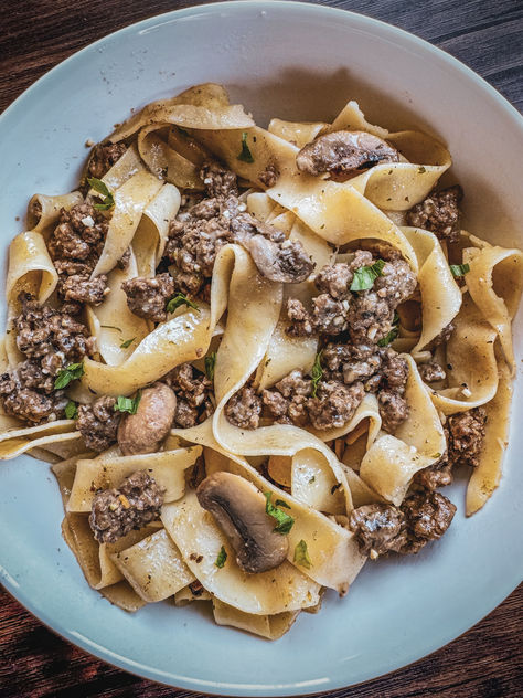 I love this dish, because the pasta sauce is a light chicken broth, and magically blends the rich taste of beef with soft, cheesy noodles and mushrooms. This takes about 20 minutes. Perfect for a family dinner, or, let's be real, just you, because you'll have leftovers to stare at for the next three days. Enjoy Beef Broth Pasta, Noodles And Mushrooms, Semi Homemade Recipes, Cheesy Noodles, Steak Pasta, Pappardelle Pasta, Mushroom Sauce, Beef And Noodles, Sliced Mushrooms