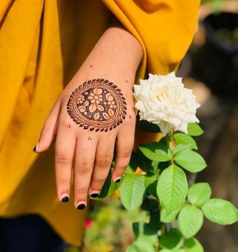 Sunflower Mehendi Design, Morden Mehndi Design, Tikki Mehendi, Circle Mehndi, Sunflower Nails, Simple Mehndi Designs Fingers, Stylish Mehndi, Stylish Mehndi Designs, Mehndi Designs Front Hand