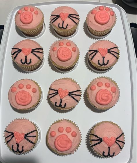 Cat Themed Cupcake Ideas, Kitten Cupcakes For Kids, Diy Cat Cupcakes, Cat Cupcakes Ideas Easy, Easy Cat Cupcakes, Cat Themed Birthday Party Cake, Cat Themed Cupcakes, Cat Party Food Ideas, Cat Cupcakes Ideas