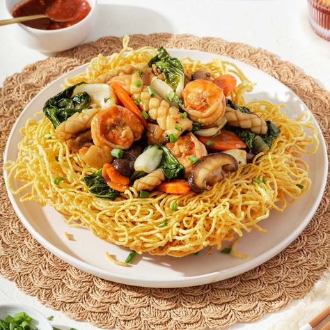 Mi Xao Recipe Vietnamese Noodle, Crispy Noodle Stir Fry, Stir Fried Noodles Recipe, Vietnamese Garlic Noodles, Noodle Meals, Hawaiian Shrimp, Umami Seasoning, Mee Siam, Mi Xao