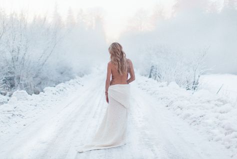 What to wear winter boudoir, outdoor boudoir, nude boudoir Snow Photoshoot, Bouidor Photography, Winter Portraits, Friend Photography, Mode Editorials, Snow Photography, Winter Photoshoot, Photography Maternity, Portrait Photography Poses