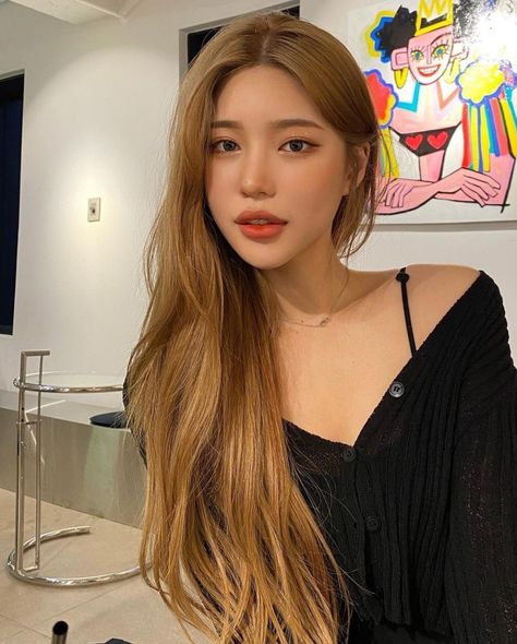 Strawberry Blonde On Asian Hair, Winter Asian Hair, Blonde Asian Hair Tan Skin, Honey Tea Brown Hair Color Korean, Strawberry Blonde Hair On Asian, Korean Strawberry Blonde Hair, Strawberry Blonde Asian Hair, Strawberry Blonde Hair On Tan Skin, Ginger Asian Hair