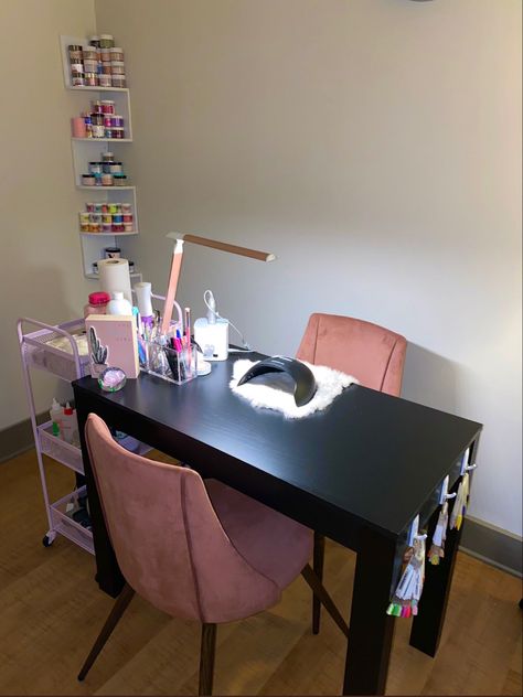 𝓐𝓷𝓽𝓲𝓢𝓸𝓬𝓲𝓪𝓵🦋 Small Nail Desk Ideas At Home, Nail Room Shelves, Nail Set Up In Bedroom, Small Nail Space, Manicure Desk Ideas, Nail Area Ideas Small Spaces, Nail Space Ideas, Small Nail Tech Room Ideas, Nail Set Up At Home Ideas