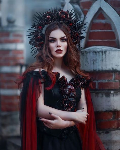 Tanya Bright on Instagram: "Gothic soul 🖤🥀 ⠀ Ph & dress: @viktoria.bk" Hades And Persephone Costume, Persephone Makeup, Underworld Costume, Greek Mythology Costumes, Persephone Costume, Mythology Costumes, Evil Princess, Persephone Goddess, Goddess Makeup