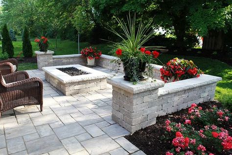 Outside Fire Pits, Diy Garden Patio, Patio Pavers Design, Garden Patio Decor, Patio Fire Pit, Building Tips, Backyard Fire, Ideas Patio, Fire Pit Backyard