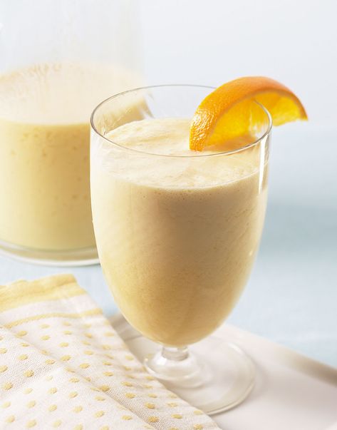 For kids or the kid in you, this refreshing, non-alcoholic Orange Freeze is just like a Creamsicle milkshake. With only a handful of ingredients and 5 minutes time, this recipe is as easy to make as it is to drink. Orange Freeze Recipe, Super Bowl Chili, Creamsicle Milkshake, Yummy Protein Shakes, Ideal Protein Diet, Low Carb Lasagna, Ideal Protein Recipes, Health And Wellness Center, Ideal Protein