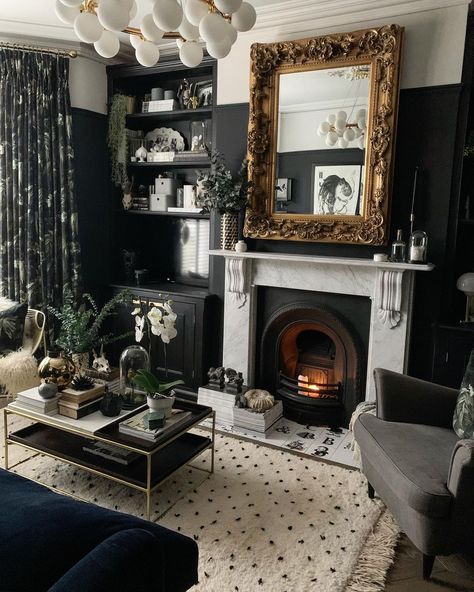 Cozy Sitting Room, Moody Living Room, Deco Baroque, Maximalist Home, Moody Interiors, Dark Home Decor, Appartement Design, Style Deco, Living Room Inspo