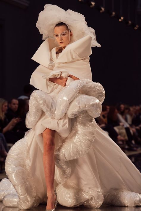 Duvet Coat, White Runway, Fashion Victim, John Galliano, Donna Karan, Fall 2015, Couture Collection, Fashion Sketches, British Style