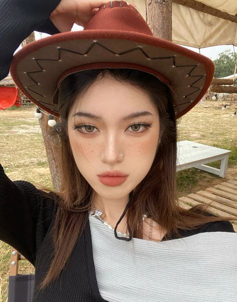 Makeup Looks For Yearbook, Western Makeup Looks Country, Yearbook Photo Makeup, Cowboy Makeup, Yearbook Makeup, Ateez Concert, Photo Makeup, Clothing Inspiration, Country Outfits