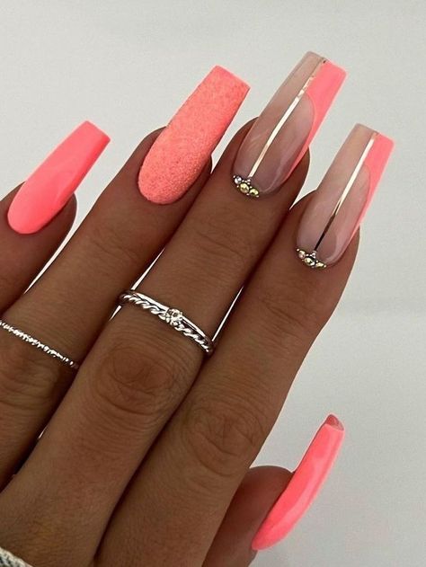 Coral Gold Nails, Peach Nail Design Ideas, Coral And Gold Nails Design, Dope Nails Summer, Nails Coral Color, Coral Nails Ideas, Hot Coral Nails, Coral And Gold Nails, Nude Long Nails