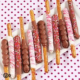 Delicious Pretzel Rods Caramel Pretzel Rods, Caramel Pretzels Rods, Chocolate Covered Pretzels Christmas, Valentine Chocolate Covered Strawberries, Chocolate Smores, Tasty Sweets, Pretzel Treats, Chocolate Covered Pretzel Rods, Chocolate Dipped Fruit