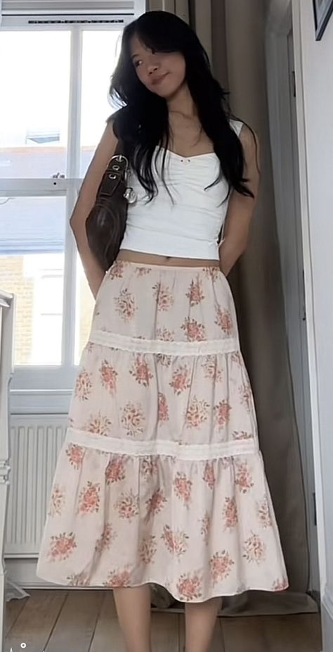 Midi Flowy Skirt Outfit, Long Pink Skirt Outfit, Floral Maxi Skirt Outfit, Flowy Skirt Outfit, Pink Skirt Outfit, Midi Flowy Skirt, Long Pink Skirt, Pink Skirt Outfits, Floral Skirt Outfits