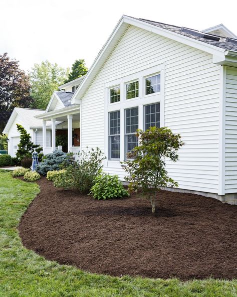 Simple Mulch Landscaping Ideas, Fall Landscape Ideas, Fall Landscaping Front Yard, Brown Mulch, Front Yard Design Ideas, Yard Design Ideas, Garden Home Ideas, Yard Landscape Ideas, Garden Front Yard