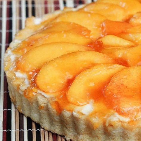 This super creamy and delicious no-bake peach tart, loaded with fresh peaches will be a hit at any table! Keep it simple. buy a store made crust. #dessert #desserttime #delicious #yummy #recipe #food Peach Tart Recipe, Peach Tart Recipes, Peach Tart, Peach Dessert Recipes, Food Bakery, Baked Peach, Peach Desserts, Bake Recipes, Brownie Desserts