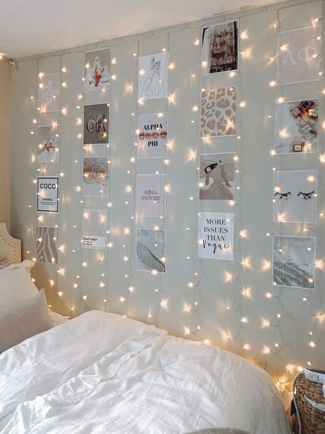 Fairy Lights Bedroom Wall, Dorm Pictures, Chic Room Decor, Chic Room, Interior Design Bedroom Small, Fairy Lights Bedroom, Photo Wall Decor, Cute Diy Room Decor, College Apartment Decor