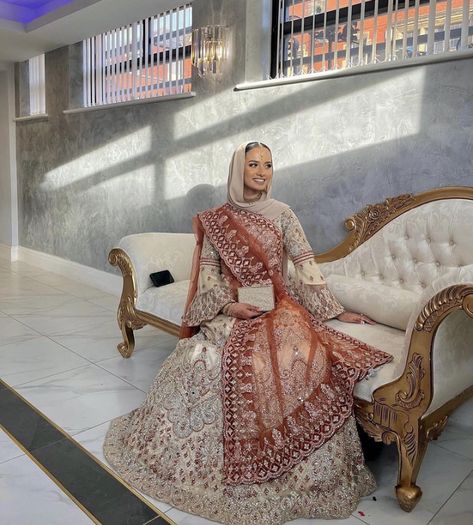 South Asian Bridal Dress, Lengha With Hijab, Hijabi Nikkah Dresses, Modest Nikkah Outfit, Desi Hijabi Wedding, Asian Fits, Hijabi Bride, Asian Attire, Hijabi Brides