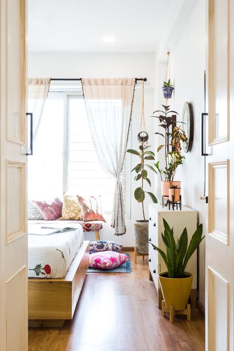 Ahmedabad: Cosy interiors make this apartment Instagram-worthy College Interior, Indian Apartment, White Herringbone Tile, Urban Boho, Indian Bedroom Decor, Indian Bedroom, Indian House, Cosy Interior, India Home Decor