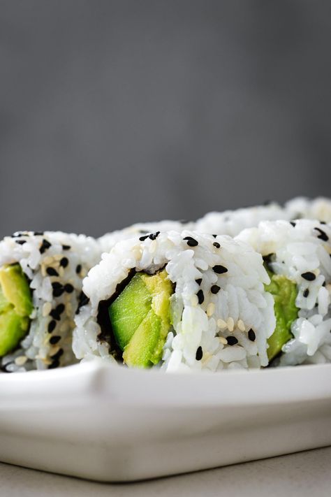 Inside-Out Sushi Roll Recipe (Uramaki) Inside Out Sushi Rolls, How To Roll Sushi, Instant Pot Sushi Rice, Inside Out Sushi, Keto Sushi, Low Carb Sushi, Vegan Sushi Rolls, Sushi Rice Recipes, Sushi Ginger