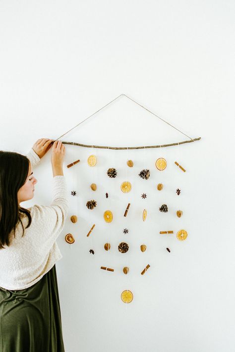 diy holiday wall hanging with dried oranges, walnuts, pinecones, cinnamon sticks, and star anise Easy Holiday Decorations, Natal Natural, Bohemian Christmas, Natural Christmas Decor, Sustainable Christmas, Camille Styles, Natural Christmas, Minimalist Christmas, Simple Holidays