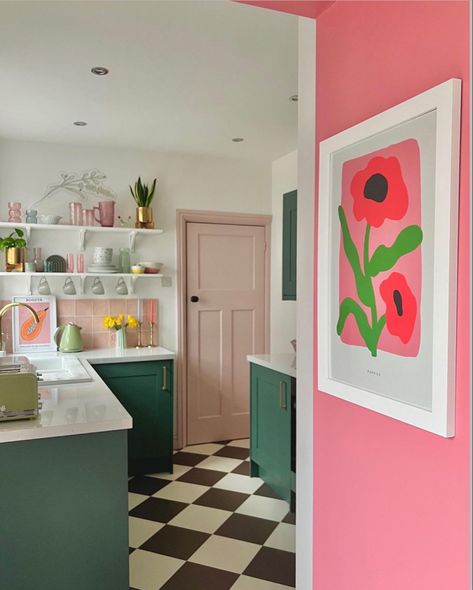 Green and pink checkerboard kitchen Forest Green And Pink Kitchen, Green And Pink Apartment, Dopamine Decor Kitchen, Dopamine Kitchen, Quirky Kitchen Ideas, Pink And Yellow Kitchen, Green Pink Kitchen, Pink And Blue Kitchen, Pink And Green Kitchen