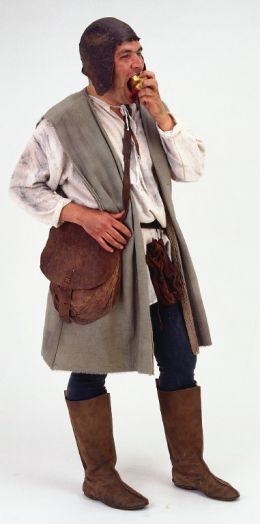 A medieval style peasant Peasant Clothing, Middle Ages Clothing, Mens Garb, Peasant Costume, Medieval Peasant, Aged Clothing, Medieval Party, Medieval Clothes, Time Clothes