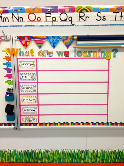 Daily Objectives Organizer. I'll have room for this in my portable next year. Objective Board Elementary, Objective Wall Classroom, Classroom Standards Display, Learning Target Bulletin Board Ideas, Class White Board Decoration Ideas, Homework Board Classroom, Standards Display In Classroom, White Board Ideas Classroom, Displaying Standards In Classroom