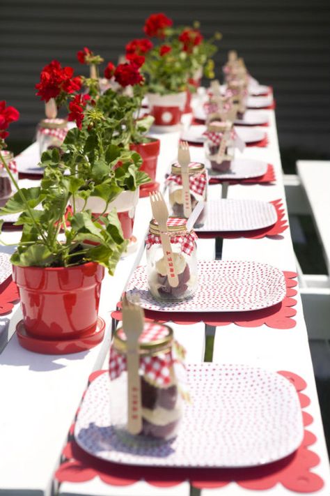 Berry Sweet Centerpieces, Strawberry Theme Table Decor, Strawberry Table Setting, Strawberry Table Decor, Strawberry Centerpiece Ideas, Picnic Centerpieces, Strawberry Table, Strawberry Social, Berry Party