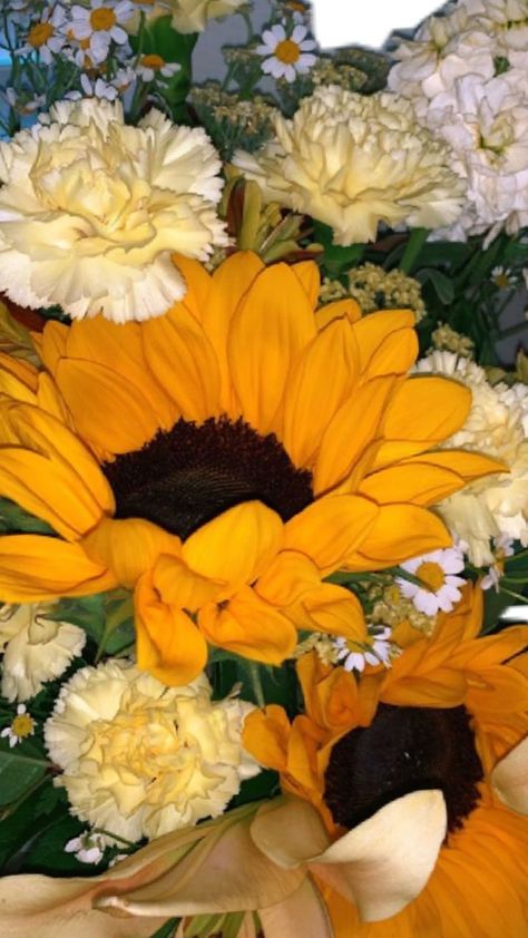 Sunflower In Bouquet, Yellow Aesthetic Flowers, Yellow Flowers Aesthetic, Yellow Flower Bouquet, Aesthetic Flowers Bouquet, Yellow Flowers Bouquet, Trending Summer Nails, Snap Streak Ideas Easy, Sunflower Bouquet