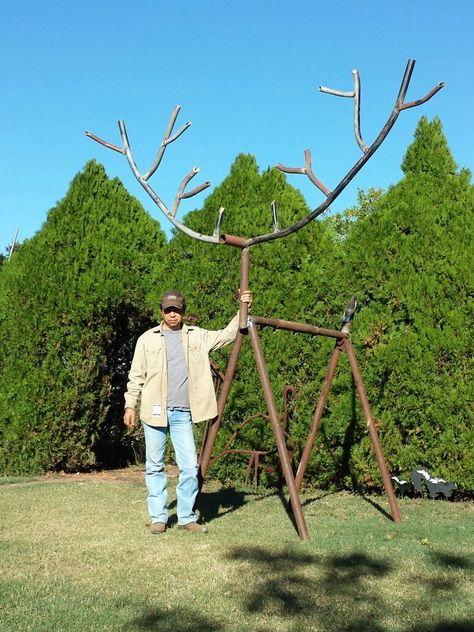 Oilfield pipe reindeer. 11ft prototype Rebar Reindeer, Christmas Barn, Primitive Christmas Decorating, Big Yard, Metal Yard Art, Metal Christmas, Metal Art Sculpture, Garden Art Sculptures, Creative Lighting