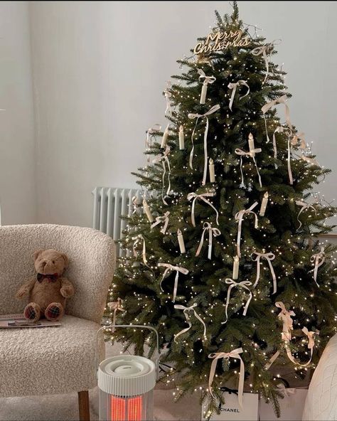 Aesthetic Christmas Tree White, White Christmas Tree Aesthetic, Christmas Tree Inspo, Christmas Dreaming, Cozy Christmas Decor, Decorating For Christmas, Christmas Tree Inspiration, Christmas Themes Decorations, Christmas Feeling