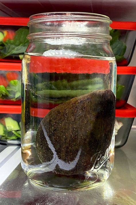 Avocados In Water, Food Storage Hacks, Avocado Storage, Avocado Hacks, How To Store Avocado, Unripe Avocado, Storing Lemons, Storing Vegetables, Basil Pasta