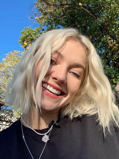 astrid s Astrid S Aesthetic, Art Photography Women, Introvert Personality, Astrid S, Bleach Blonde Hair, Art Pics, Celebrity Singers, Lovely Smile, Girls Music