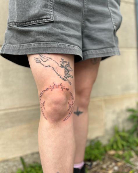 🌸seems like my clients love embroidery knee wraps 🌺 • More like this please ! • First one is under a piece by @bblackhoundd from the old studio :') • #tattoo #embroideryart #embroiderydesign #tattooflash #kneetattoo #bloomingtonindiana #chicago #floraltattoo Under Knee Tattoo, Cross Stitch Tattoo, Pretty Body, Studio Tattoo, Circle Tattoos, Love Embroidery, Knee Wraps, Knee Tattoo, Flash Tattoo