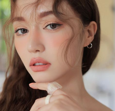 Change up your dark shades and get color up in this cold season! See how we create a lovely and energised peachy & dewy look from the latest makeup collection from 3CE, Laneige, Klavuu and more! #boniik #boniikbeauty #koreanbeauty #koreanskincare #kbeauty #koreanskincareroutine #koranskincareaustralia #kbeautyreviews #skincareproducts #koreanmakeup #rosymakeup #3CE #klavuu#laneige Rosy Makeup Look, Peachy Makeup Look, Peach Makeup Look, Peachy Makeup, Rosy Makeup, Asian Faces, Japan Makeup, Peach Makeup, Soft Makeup Looks