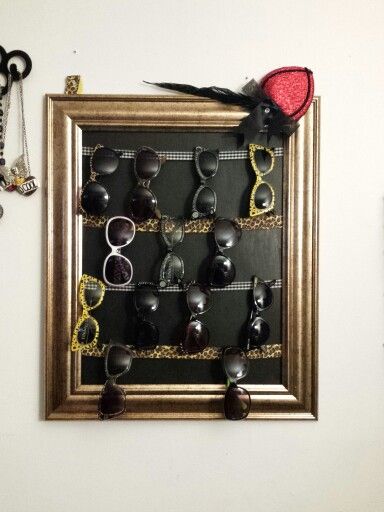 Diy Sun Glasses Organizer, Sun Glass Holder Diy, Sunglasses Holder Aesthetic, Sunglasses Wall Display, Sunglasses Display Ideas, Diy Glasses Holder, Diy Sunglasses Holder, Diy Sunglasses, Diy Glasses