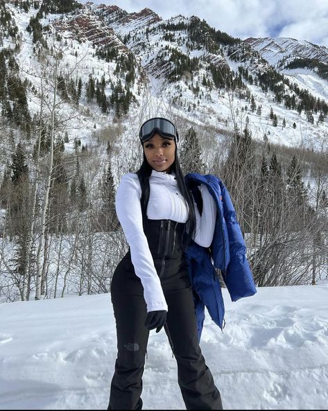 Snow Trip Outfit, Aspen Outfit Winter, Girls Ski Trip, Snow Outfits For Women, Ski Outfit For Women, Snow Fits, Ski Trip Outfit, Winter Birthday Outfit, Apres Ski Outfits