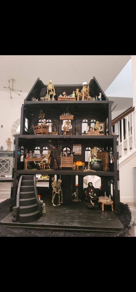 Haunted Dollhouse diy craft halloween Haunted Dolls House, Diy Spooky Dollhouse, Dollhouse Haunted House Diy, Haunted Dollhouse Diy Ideas Interior, Haunted Barbie House Diy, Mini Haunted House Diy, Halloween Doll House Diy, Haunted Doll House Diy, Halloween Dolls House