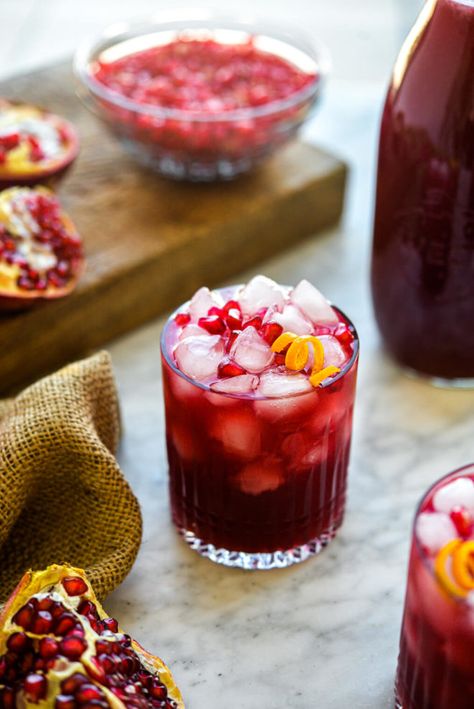 Pomegranate Margarita Recipe, Pomegranate Margaritas, Pomegranate Margarita, Gluten Free Thanksgiving Recipes, Fed And Fit, Traditional Margarita, Margarita Ingredients, Pomegranate Recipes, Easy Margarita