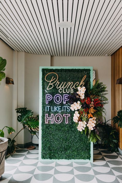 DY.o events (aka Duo)  Brunch Club,  Pop it like it's hot, media wall, floral backdrop, bright flowers, orchids, roses, tropical inspiration. Brunch Party Backdrop, Social Media Backdrop Ideas, Flower Garden Party Decorations, Brunch Backdrop Ideas, Selfie Wall Ideas Photo Backdrops, Selfie Wall Ideas, Selfie Walls, Social Media Wall, Diy Party Props