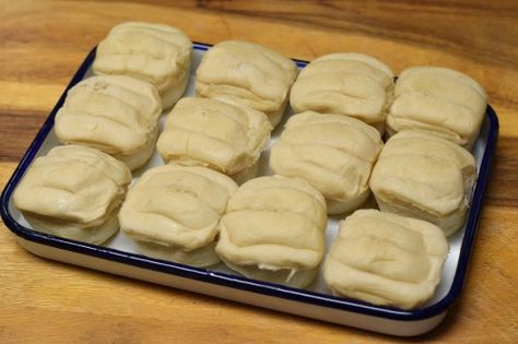 Brown And Serve Rolls, Soft Yeast Rolls, Dinner Rolls Recipe Homemade, Thanksgiving Dinner Rolls, Southern Plate, Bread Maker Recipes, Homemade Dinner Rolls, Yeast Rolls, Dinner Rolls Recipe