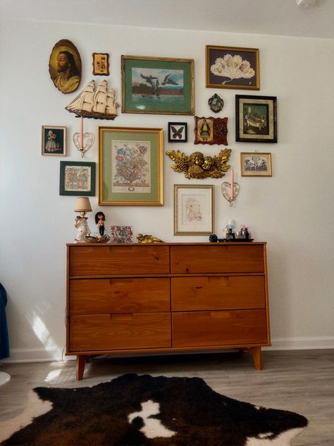 Mid Century Modern Collage Wall, Mid Century Modern Living Room Gallery Wall, Floating Gallery Wall, Mid Century Maximalism Bedroom, Mid Century Gallery Wall Ideas, Midcentury Gallery Wall Ideas, Gallery Wall With Mirrors And Art, Gallery Wall Dresser, Mid Century Modern Gallery Wall Ideas