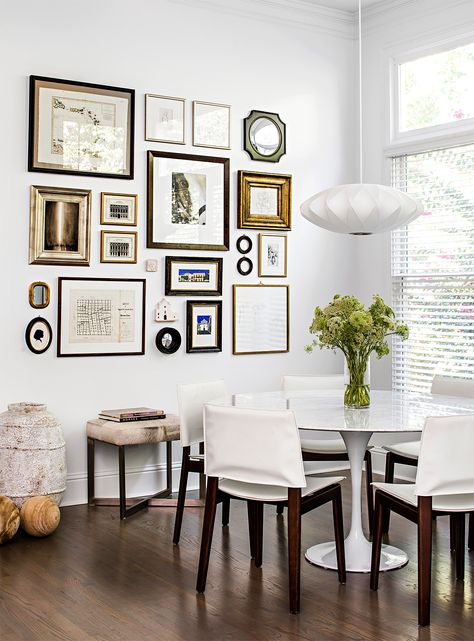 We love the gallery wall in this sunroom turned dining room. Get more townhome makeover ideas here! #dreamhome #houseideas #homedecor #decorideas #bhg Decoration Hall, Display Artwork, Scandinavian Dining Room, Diy Gallery Wall, Gallery Wall Inspiration, Gallery Wall Living Room, Boho Interior, Dining Room Walls, Easy Home Decor