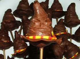 Sorting hat cake pop Harry Potter Cake Pops, Sorting Hat Cake, Harry Potter Treats, Harry Potter Theme Birthday, Custom Cake Pops, Harry Potter Sorting Hat, Harry Potter Wedding Theme, Pop Ideas, Wedding Cake Pops