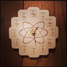 Elemental clock for the Geek in you. Bad Breaking, Tre Kunst, Science Room, Chemistry Classroom, Teaching Chemistry, Wall Wood, Cool Clocks, Diy Clock, Classroom Walls