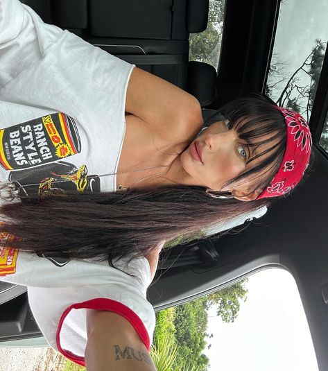 tshirt, grunge, off the shoulder, baggy tshirt, outdoors, instagram pose, aesthetic, belt, ootd, mini skirt, bandana, hairstyle, dark hair, brunette, black hair, bangs, selfie Hairstyle Dark Hair, Bangs Selfie, Aesthetic Belt, Ranch Style Beans, Bandana Hairstyle, Black Hair Bangs, Brunette Black Hair, Tshirt Grunge, Baggy Tshirt